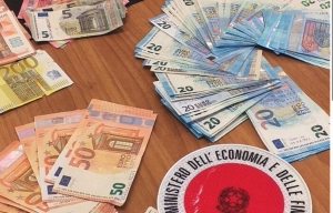 LE SIGNORE DELLE CHIACCHIERE COME BANCONOTE FALSE SENZA ORO