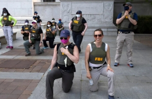 L'FBI LICENZIA GLI AGENTI FOTOGRAFATI IN GINOCCHIO NEL 2020
