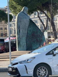 IMBRATTATA LA STATUA DI GIOVANNI PAOLO II